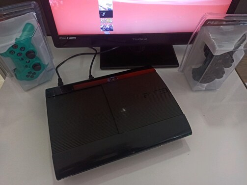 PlayStation 3 Superslim 320 GB Çift Kablosuz Kol 20 Oyun Yüklü